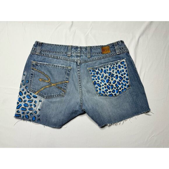 BKE Buckle Women's Leopard Print Denim Cut Off Shorts - Size 31x3 - Picture 2 of 7